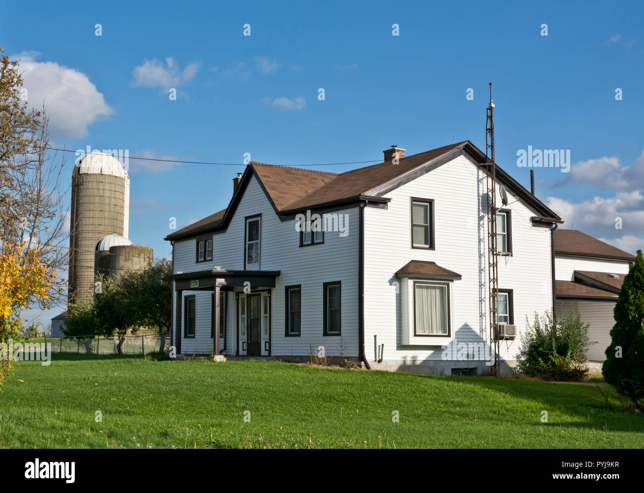 Agriturismo e silos sulla strada di un paese in Niagara Peninsula, Ontario, Canada. Foto Stock