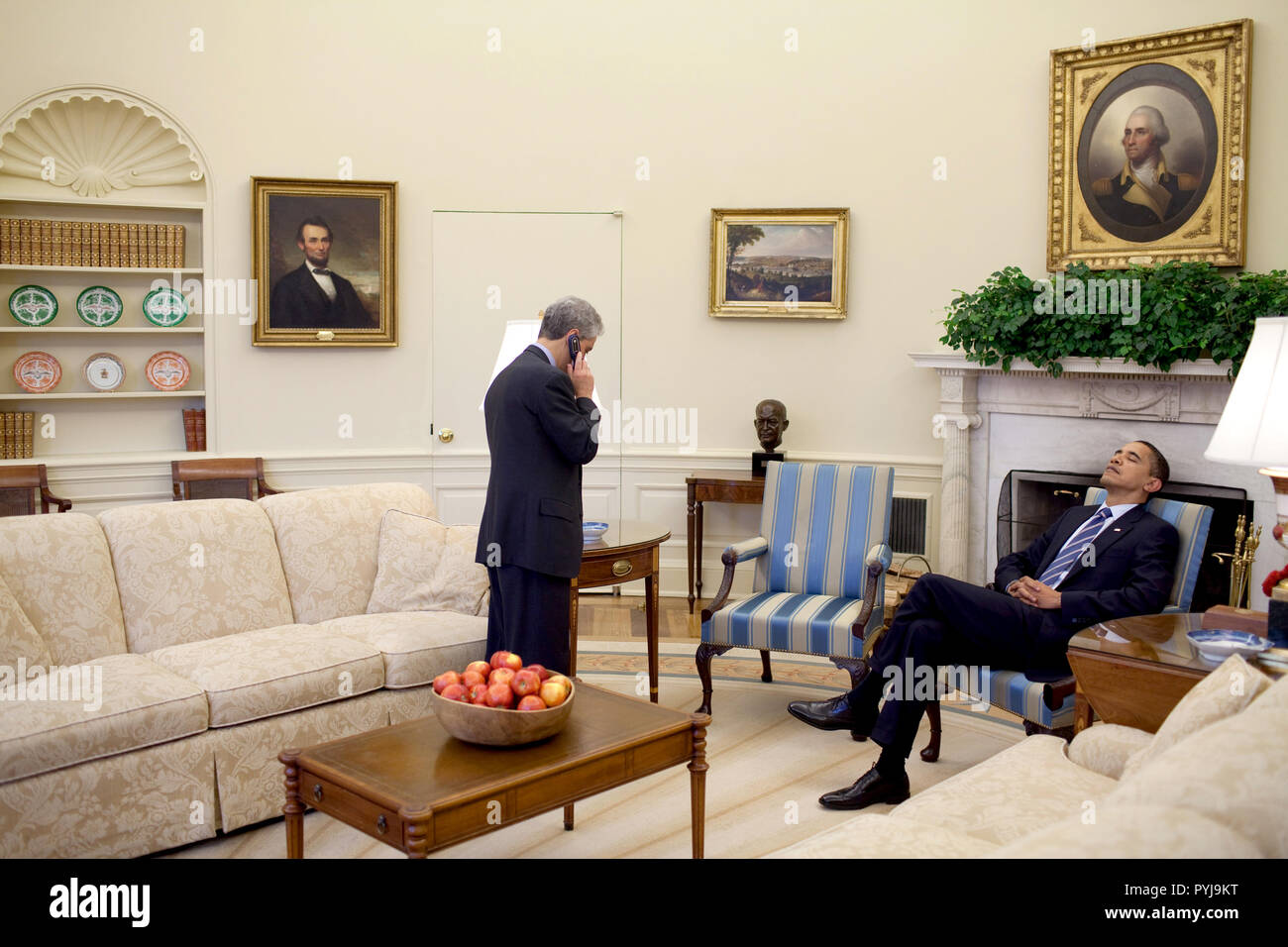 Il presidente Barack Obama ha appoggiato la sua testa sulla sua sedia mentre il capo dello staff Rahm Emanuel colloqui sul telefono cellulare nell'Ufficio Ovale 2/11/09. Foto Stock