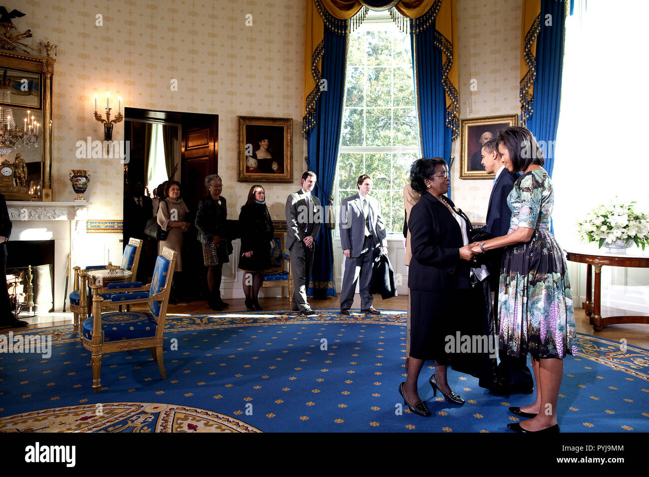 Il presidente Barack Obama e la First Lady Michelle Obama benvenuto ai visitatori per la Casa Bianca nella camera blu. 1/21/09. Foto Stock