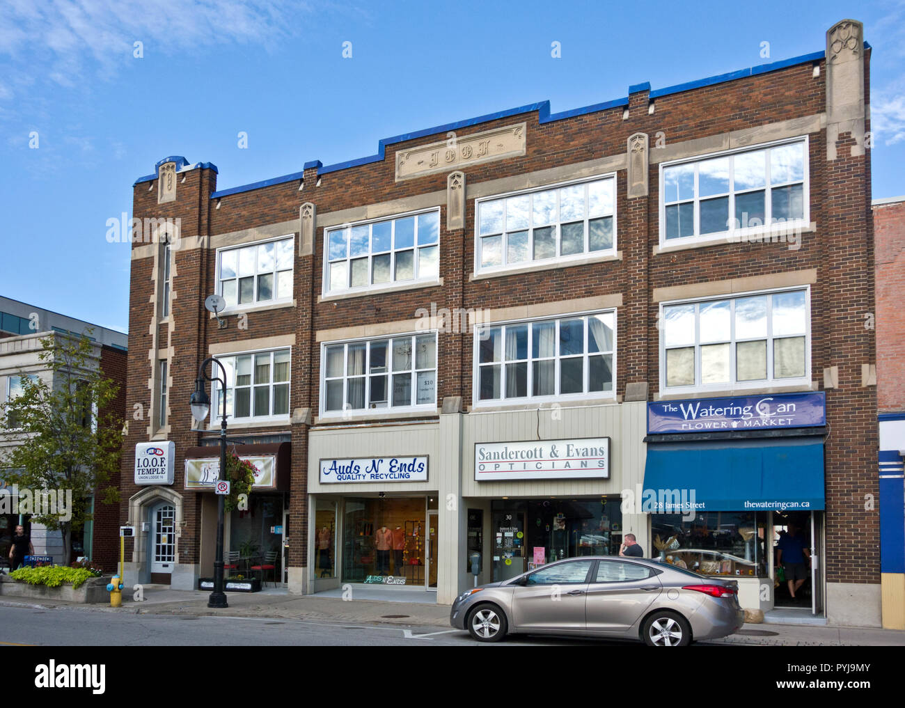 Catharines, Ontario, Canada - negozi e aziende in un vecchio edificio di James Street downtown. Foto Stock