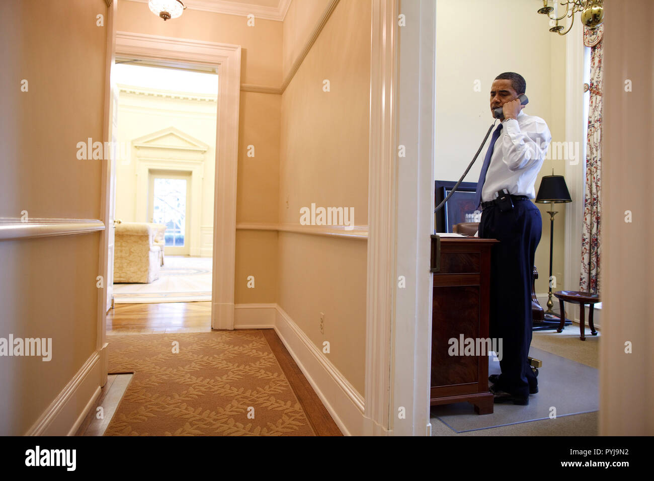 Il presidente Barack Obama prende una chiamata nel suo studio privato fuori ufficio ovale 2/3/09. Foto Stock