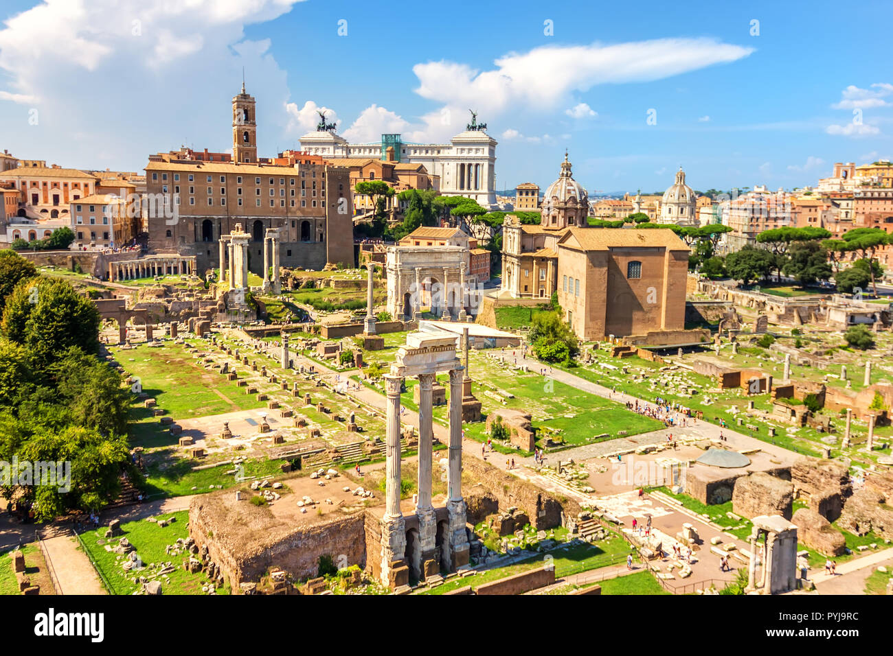 Estate foto del Foro Romano: il tempio di Castore e Polluce, l'Arco di Settimio Severo, il Tempio di Saturno, il Tempio di Vespasiano,Tito e Basilica Aemilia, il Tabularium Foto Stock