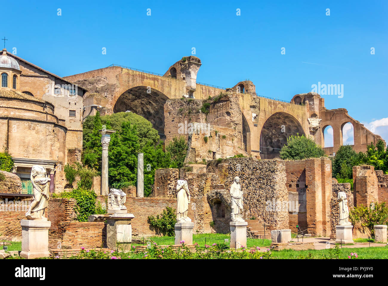 Statue nei pressi della casa delle Vestali, Foro Romano Foto Stock