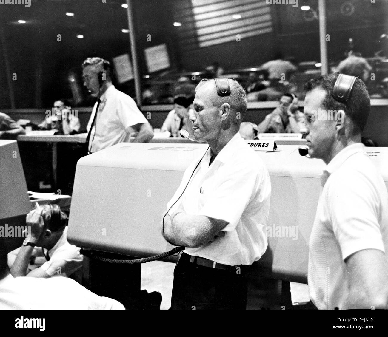 (21 luglio 1961) --- Vista del Mission Control Center di Cape Canaveral durante il Mercury-Redstone 4 (MR-4) missione. Gli astronauti John Glenn (sinistra) e L. Gordon Cooper (destra) agiscono come veicoli spaziali comunicatori (CAPCOM). Foto Stock