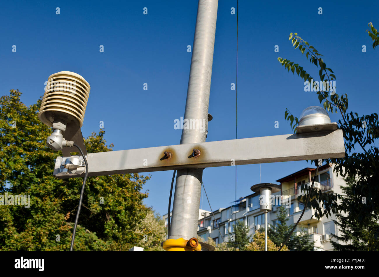 Sensore di temperatura in una stazione meteo su un cielo blu Foto Stock