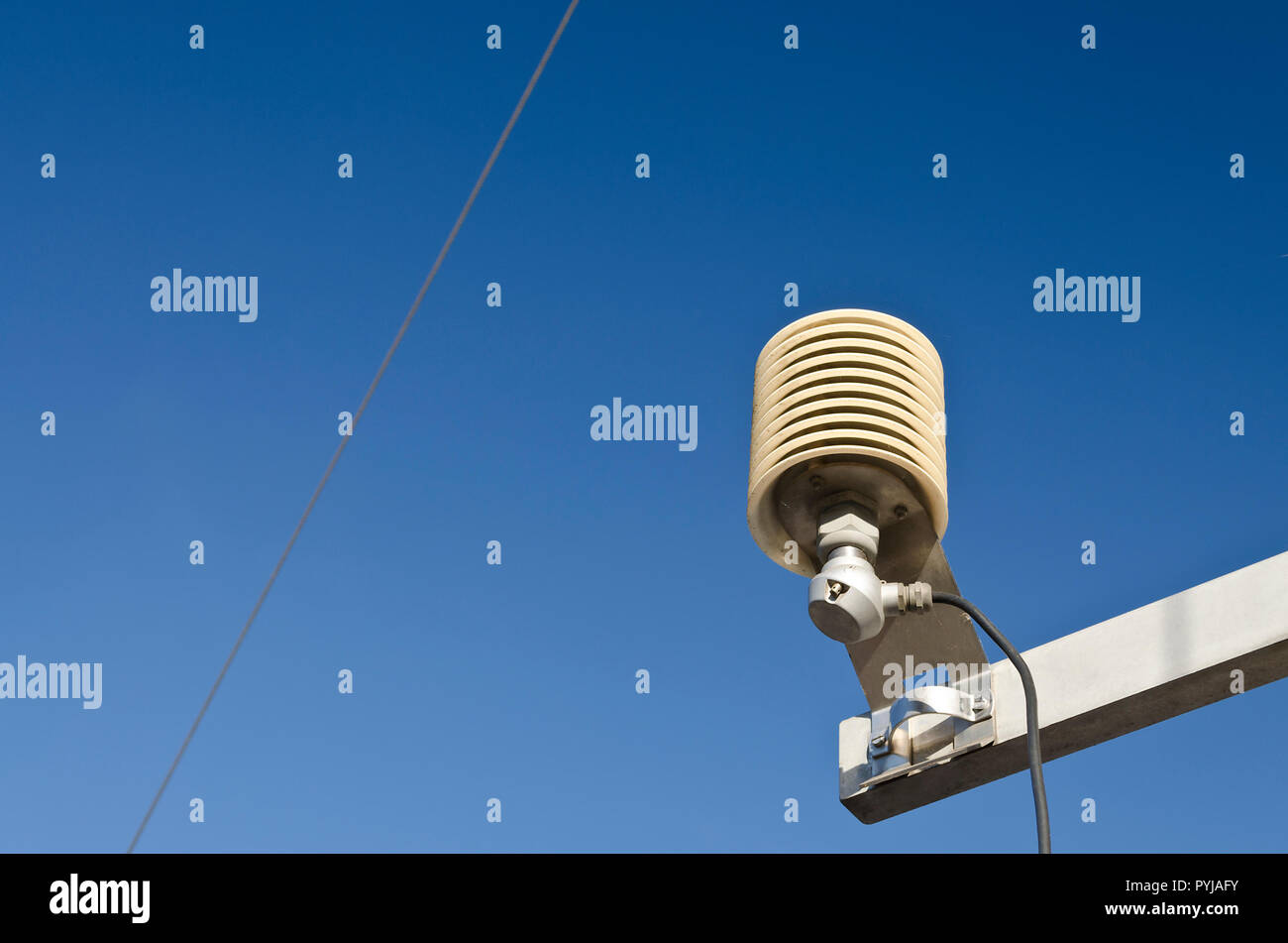 Sensore di temperatura in una stazione meteo su un cielo blu Foto Stock