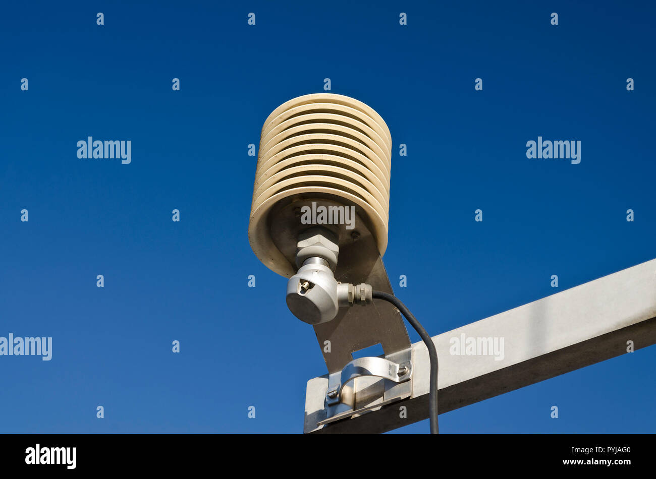 Sensore di temperatura in una stazione meteo su un cielo blu Foto Stock