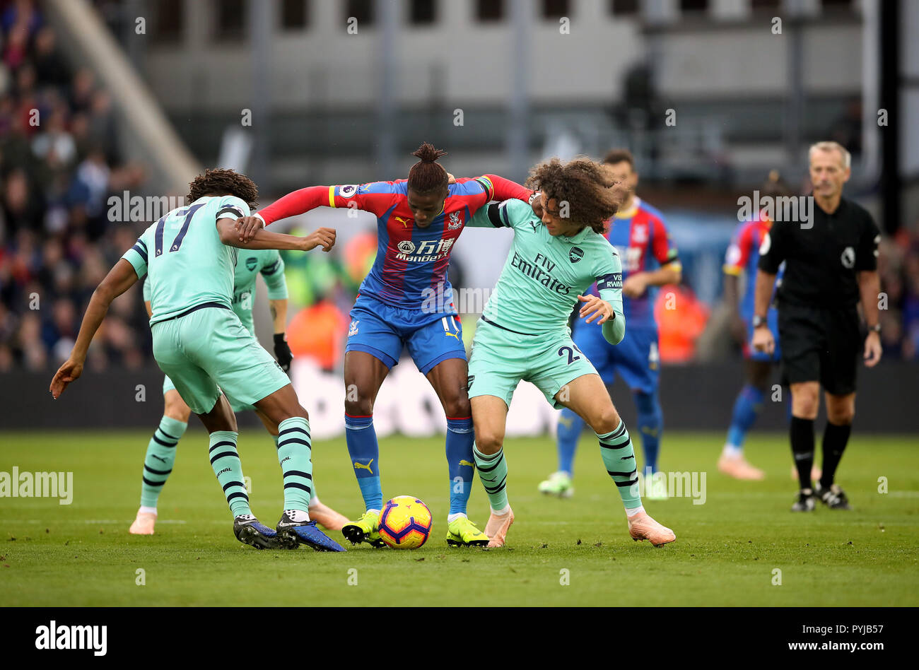 Arsenal Alex Iwobi (sinistra) e Matteo Guendouzi (destra) battaglia per la palla con il palazzo di cristallo di Wilfried Zaha (centro) durante il match di Premier League a Selhurst Park, Londra. Foto Stock