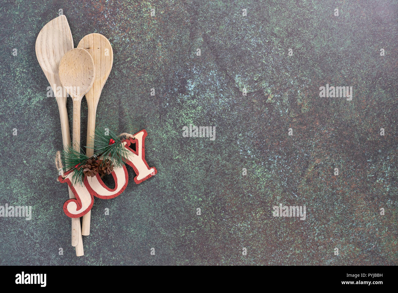 Gioia ornamento di Natale e cucchiai di legno vacanza il concetto di cottura con spazio copia da sopra Foto Stock