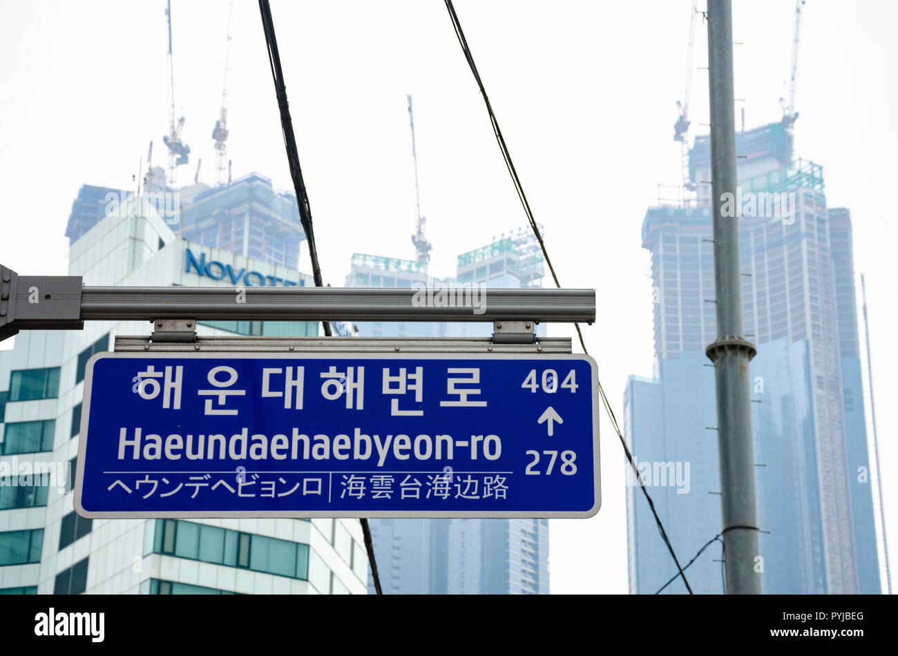 Un cartello stradale per Haeudndaehabyeaon-ro in Haeundae, Busan, Corea del Sud. Foto Stock
