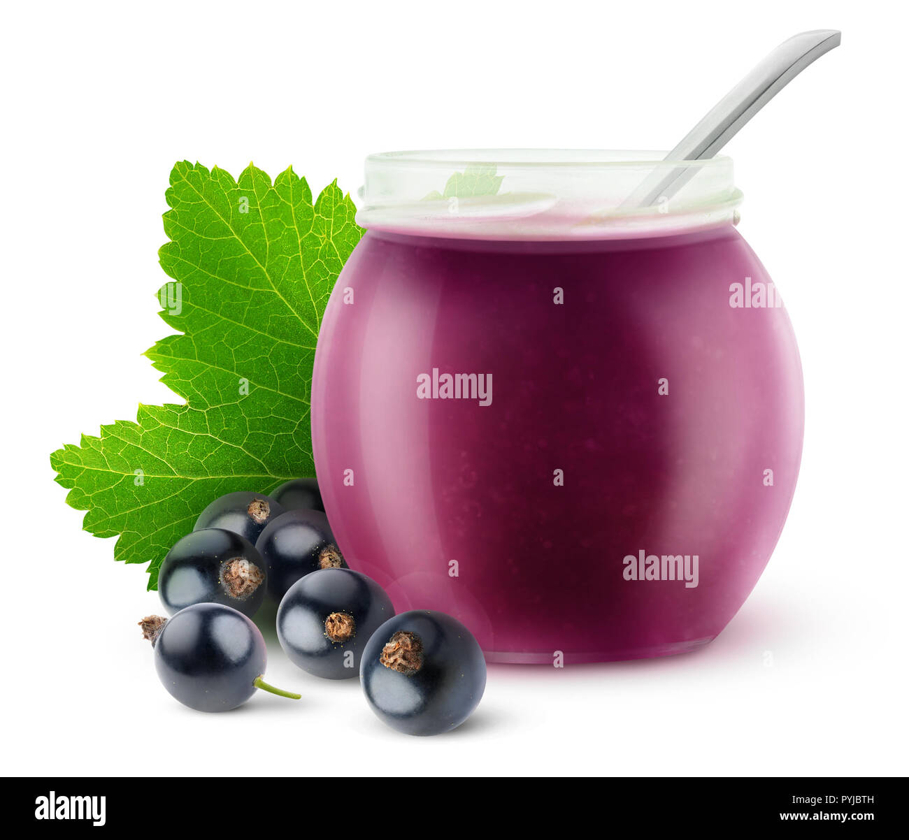 Isolato gelatine di frutta. Il ribes nero con foglia e aprire il vasetto di marmellata con un cucchiaio isolato su sfondo bianco con tracciato di ritaglio Foto Stock