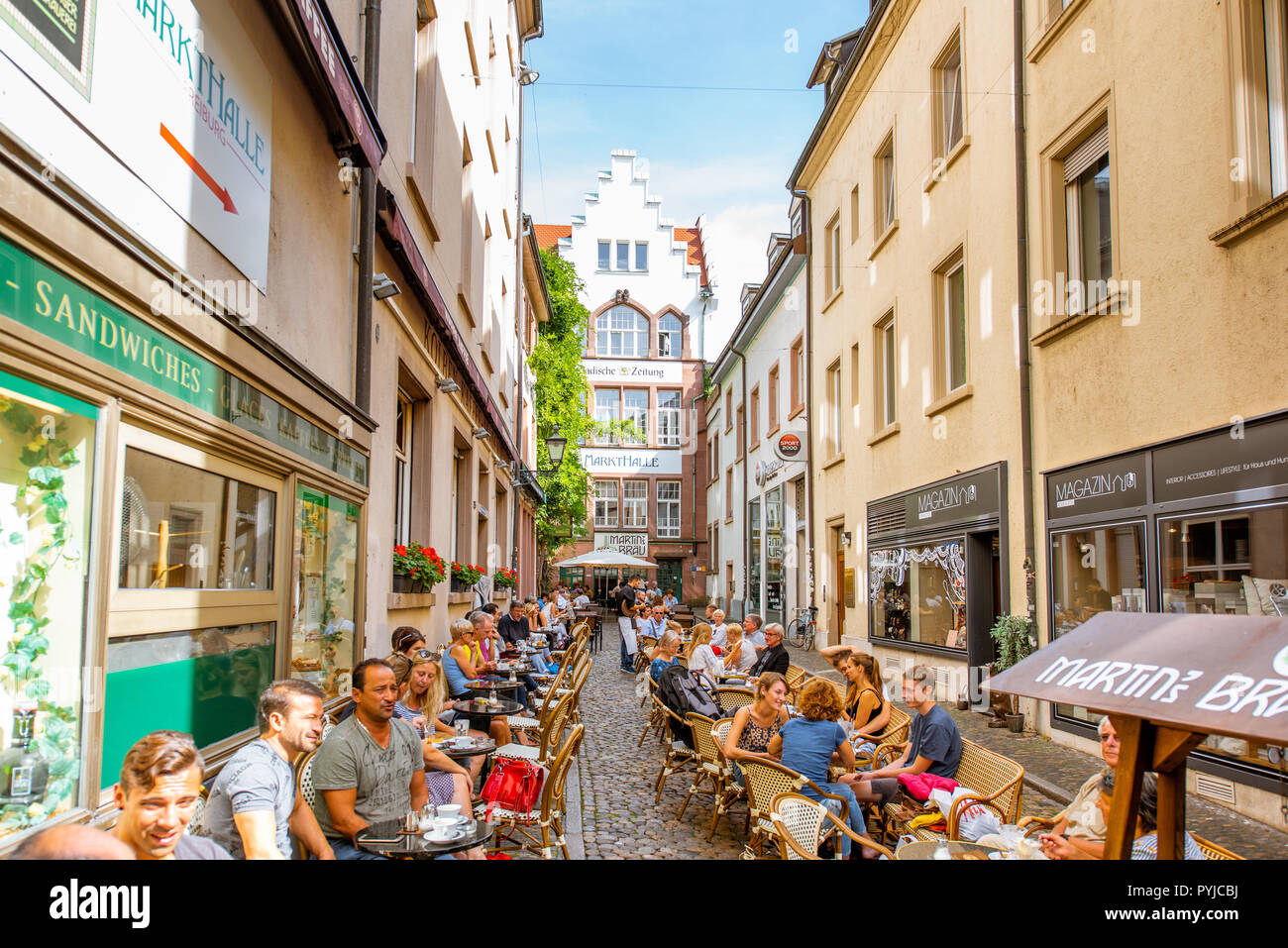 FREIBURG, Germania - 10 Settembre 2017: Street view con ristoranti e caffè affollato di turisti nella città vecchia di Friburgo, Germania Foto Stock
