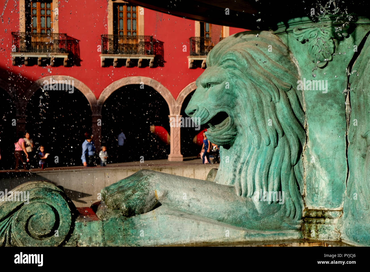 Dettaglio di un leone, parte della Fuente de Los Leones (fontana dei leoni) presso il Plaza Fundadores nel centro di León, Guanajuato, Messico. Foto Stock