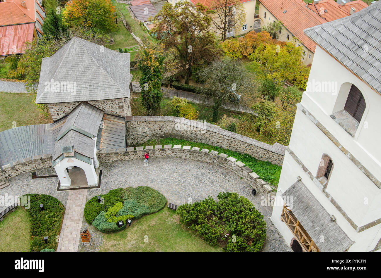 Giardino di una chiesa fortificated dal di sopra - Slovacchia - patrimonio culturale dall'Europa Foto Stock