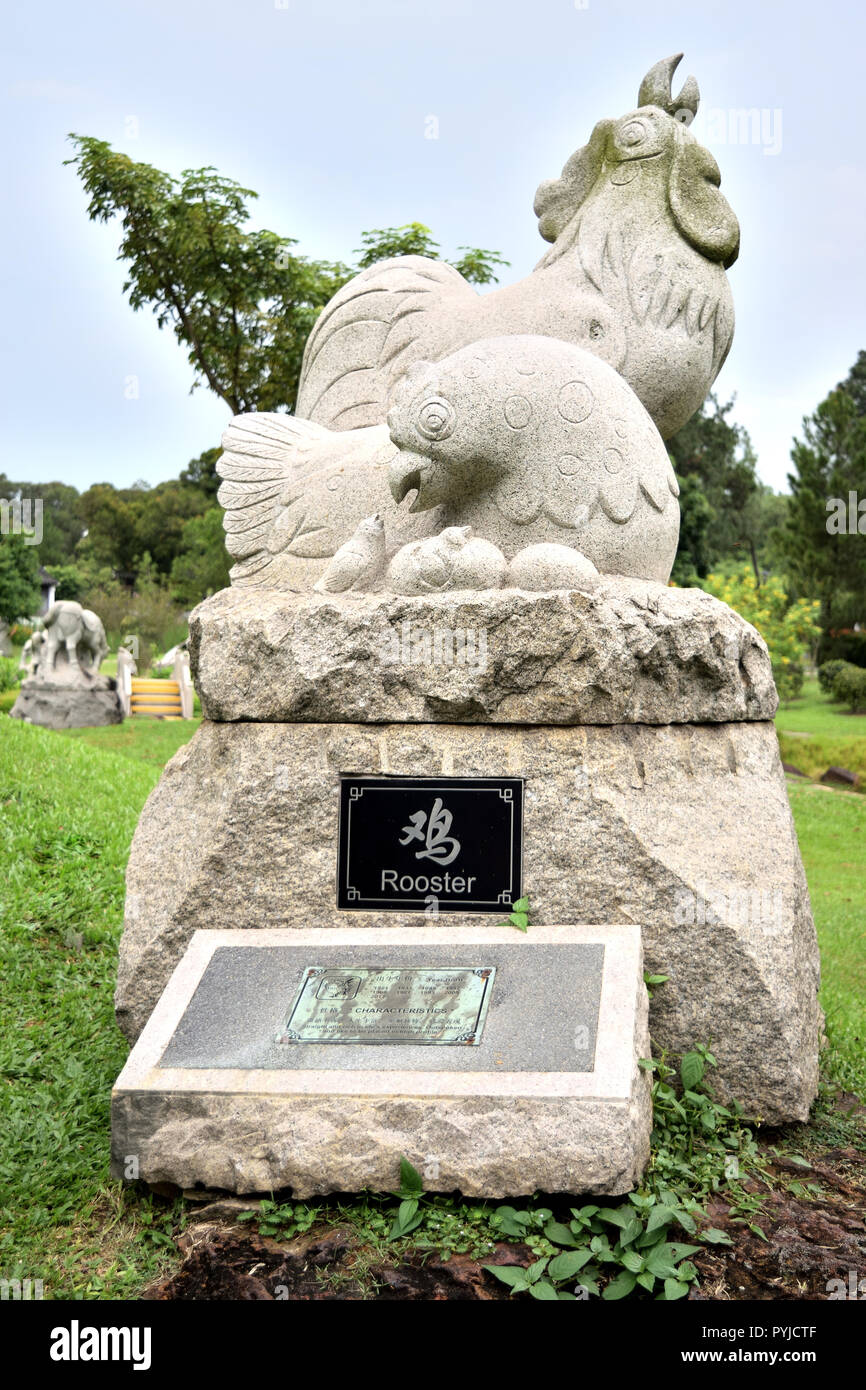 Singapore - Ottobre 28, 2018: la scultura che rappresenta il segno zodiacale del gallo nel calendario cinese Foto Stock