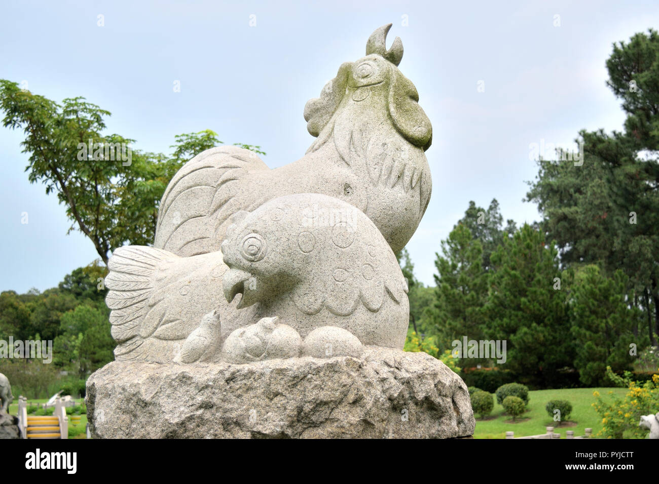 Singapore - Ottobre 28, 2018: la scultura che rappresenta il segno zodiacale del gallo nel calendario cinese Foto Stock