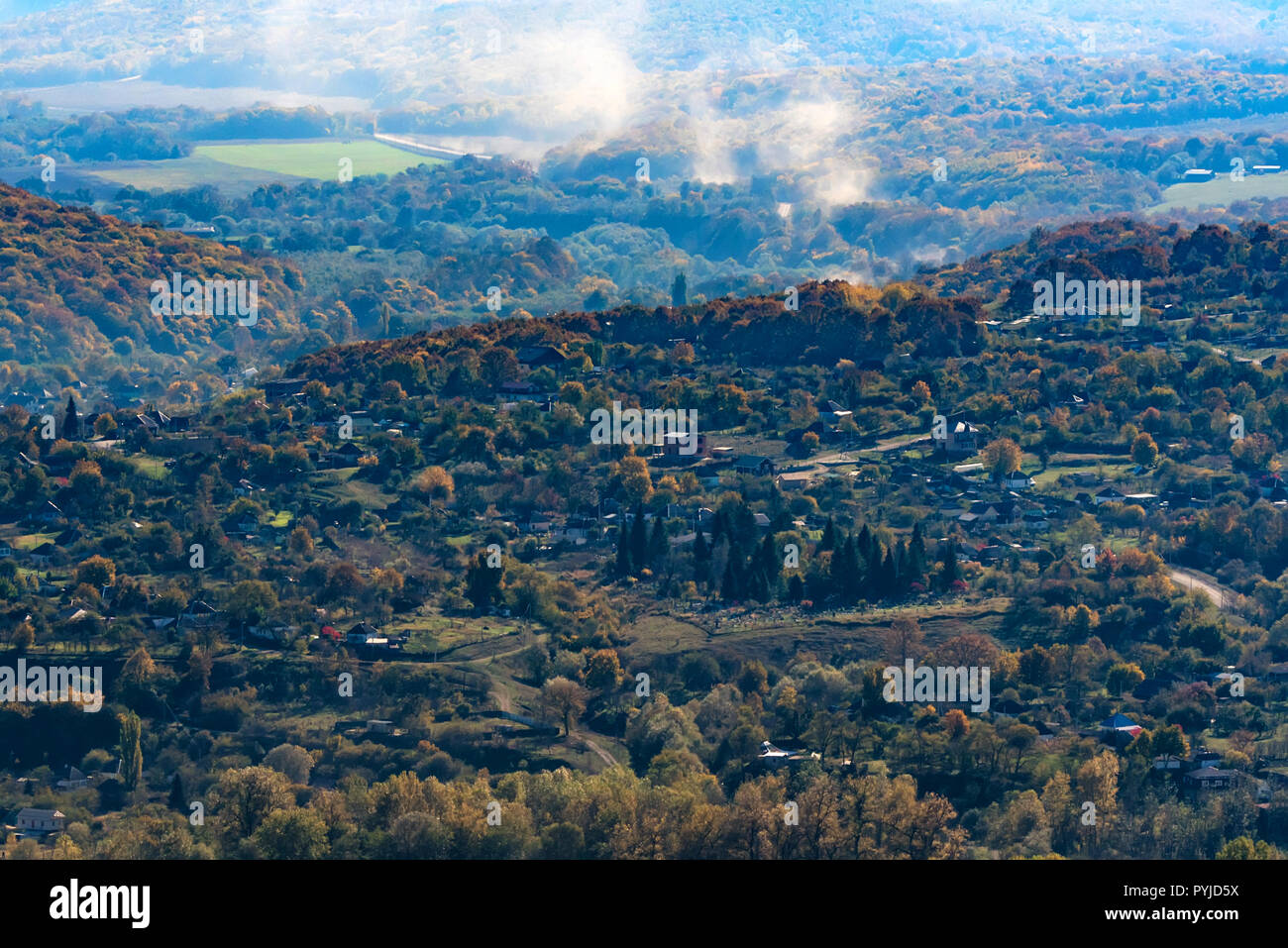 Autunno bello e mite in montagna paesaggio con case Foto Stock