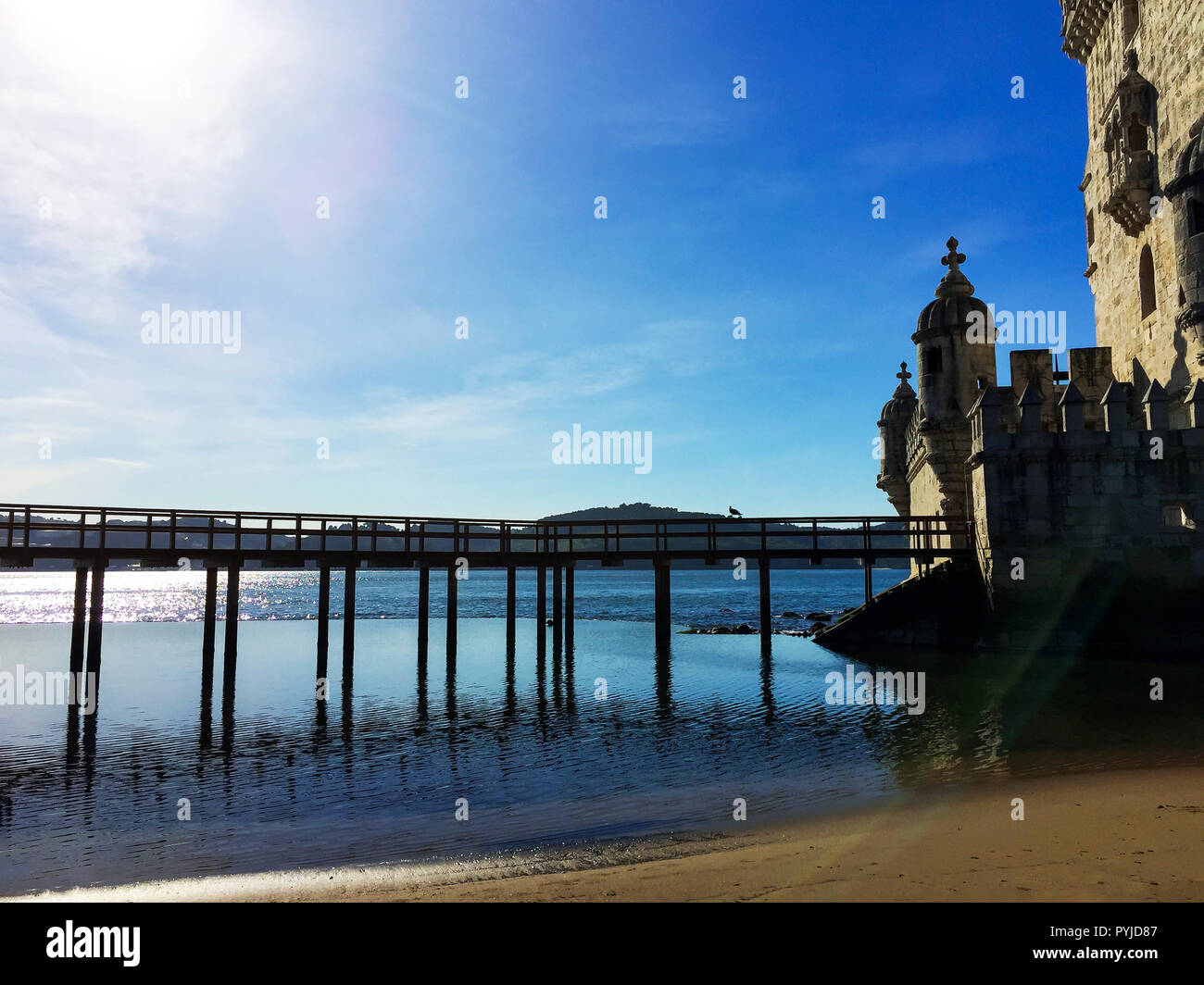 La torre di Belem contro il cielo blu a Lisbona, Portogallo. Amazing View Foto Stock