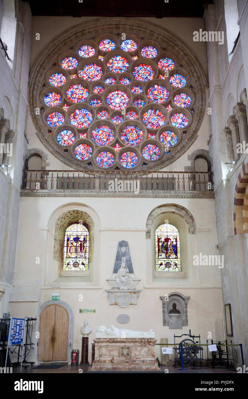 Transetto nord rosone, la cattedrale e la chiesa abbaziale di Saint Alban, St Albans, Hertfordshire, Inghilterra Foto Stock