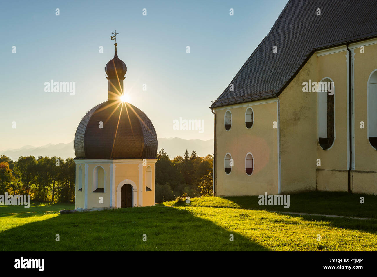 Sun star dietro la cupola della cappella a pianta ottagonale della chiesa di pellegrinaggio Wilparting, Baviera, Germania Foto Stock