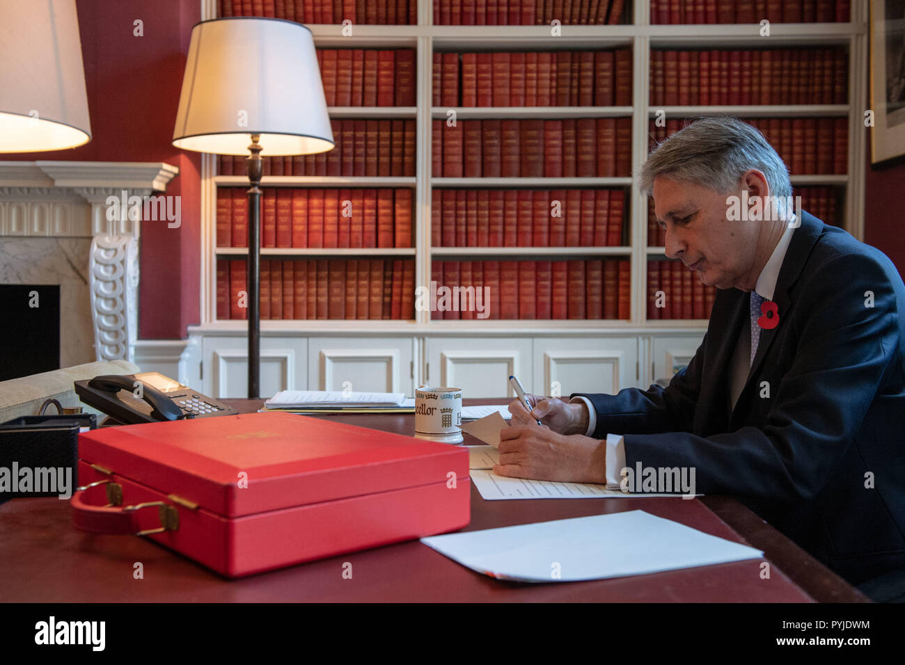 Il cancelliere dello scacchiere Philip Hammond, prepara il suo discorso nel suo ufficio a Downing Street, Londra, davanti al suo bilancio 2018 annuncio il lunedì. Foto Stock