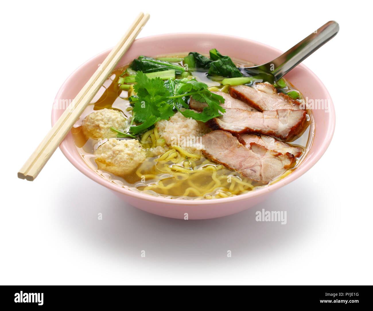 Bami nam, Egg Noodles Zuppa servita con arrosto di maiale, cibo tailandese Foto Stock