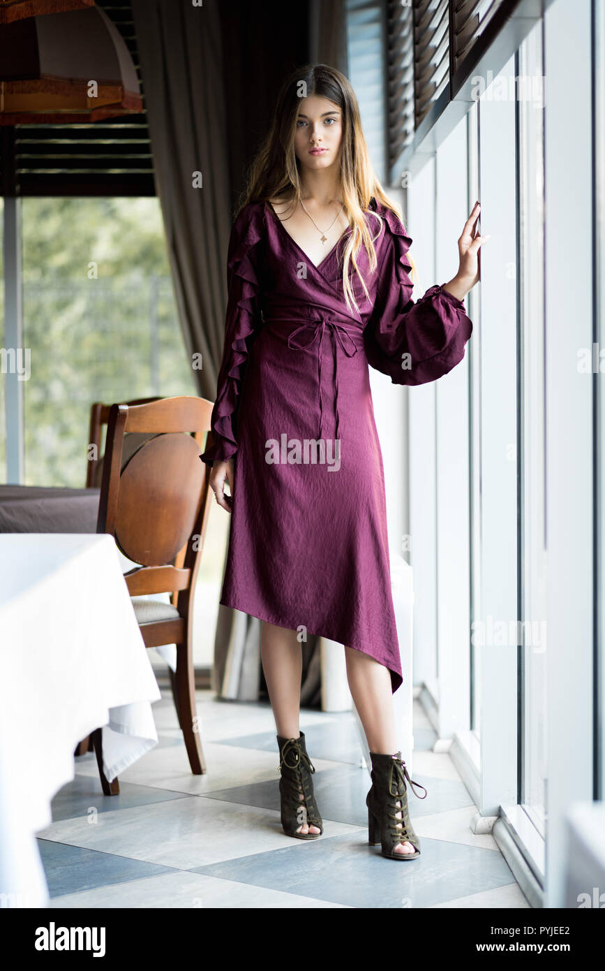 Foto di una bella ragazza all'interno del ristorante Foto Stock