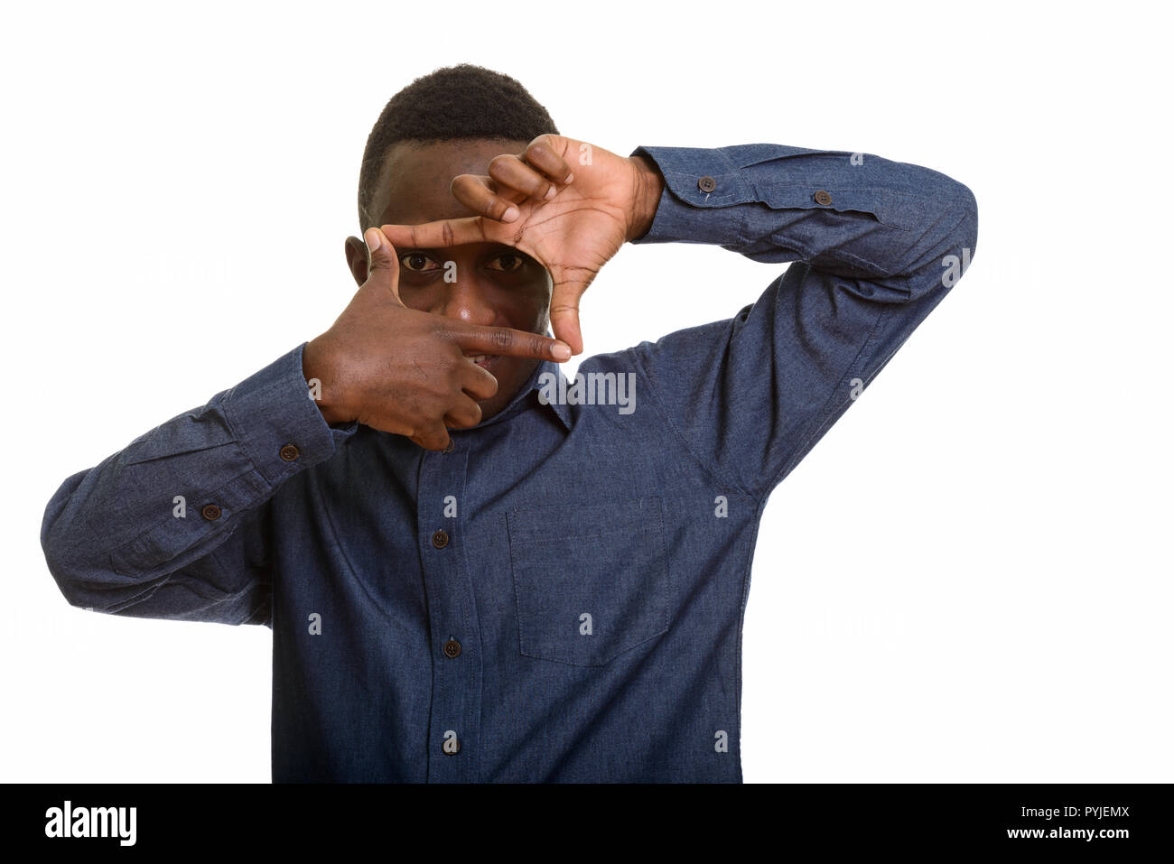 Felice l'uomo africano sorridente e messa a fuoco con le dita in telecamera Foto Stock