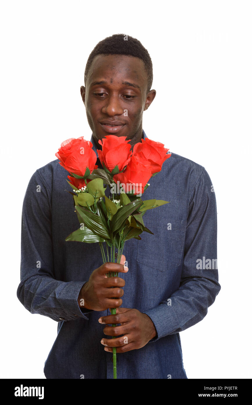 Giovane africano holding rose rosse pronto per il giorno di San Valentino Foto Stock