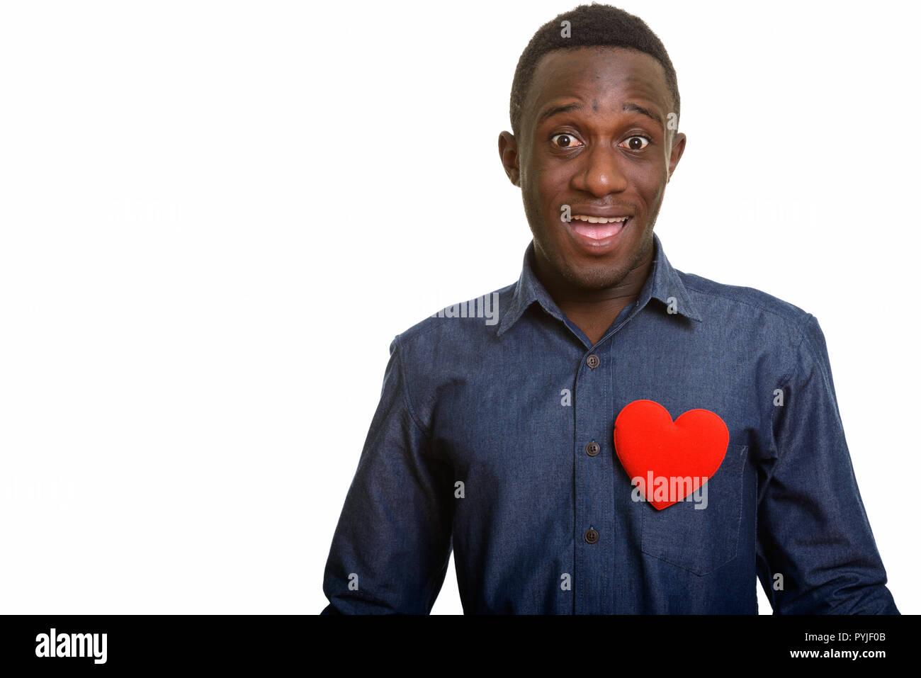 I giovani africani felice uomo sorridente con cuore rosso sul petto Foto Stock