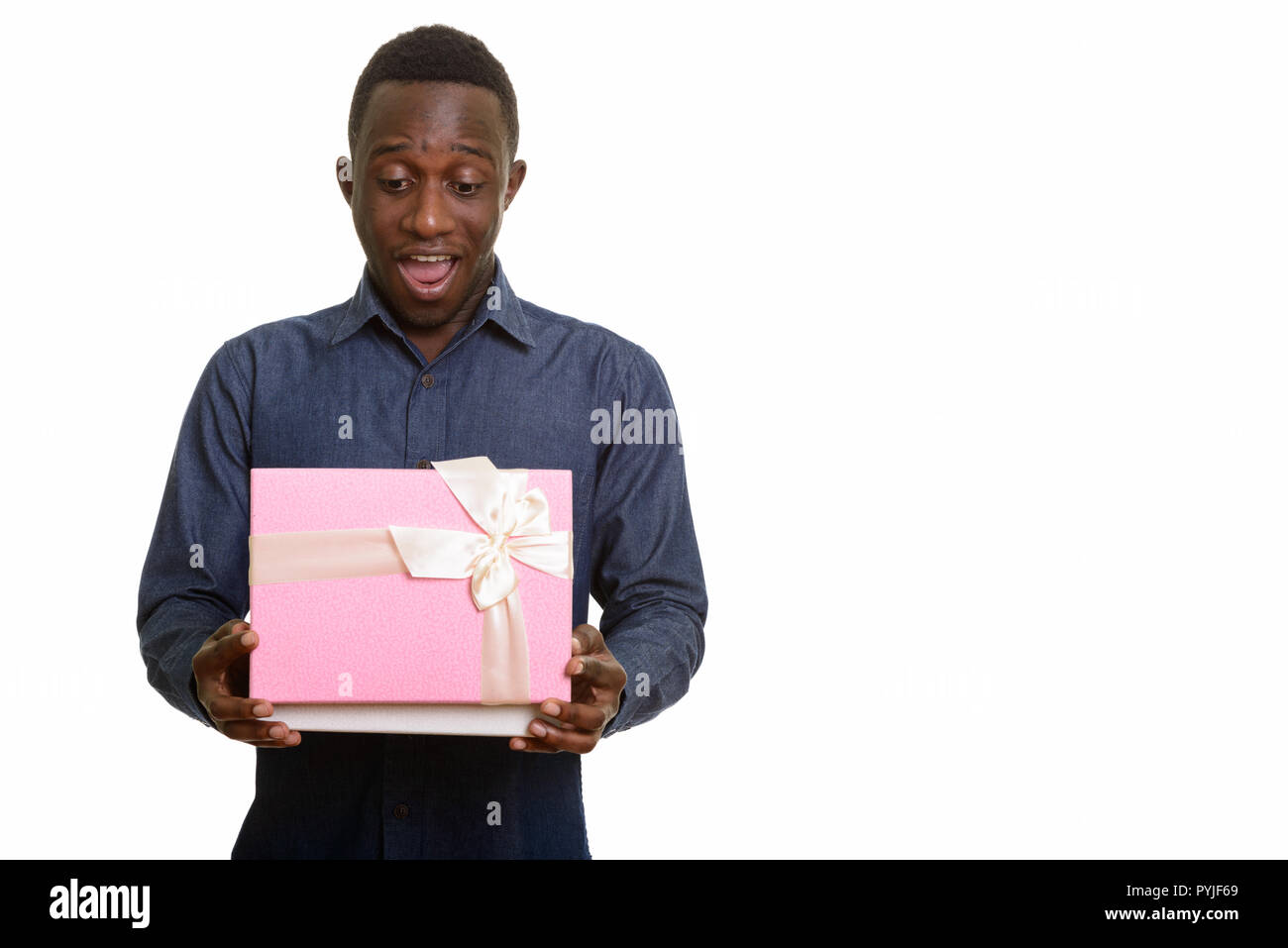 I giovani africani felice uomo sorridente e apertura della confezione regalo Foto Stock