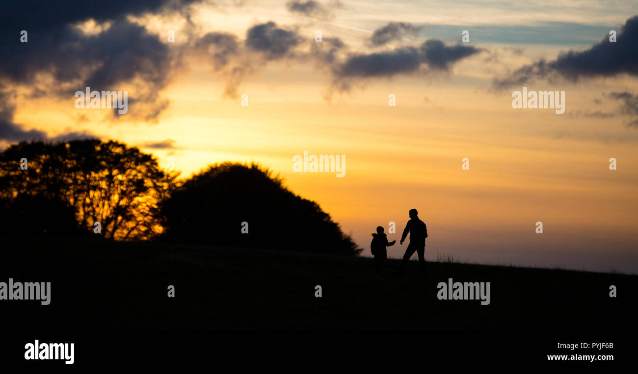 28/10/2018. Primo giorno del periodo invernale, come un uomo e ragazzo guardate il sole tramontare sull'Curragh in Kildare, Irlanda. Foto:Eamonn Farrell/RollingNews.ie Foto Stock