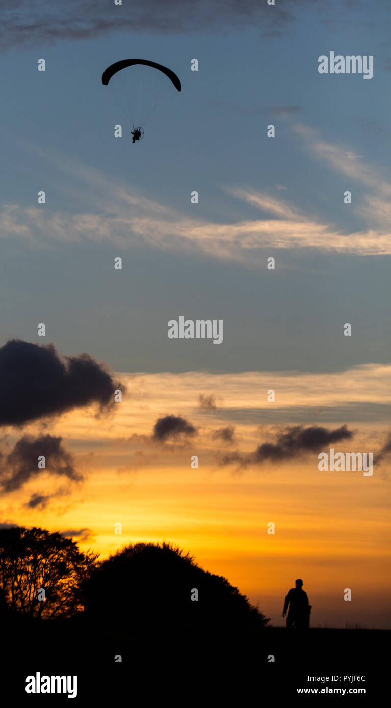 28/10/2018. Primo giorno del periodo invernale, come motorizzato di parapendio vola sopra il sole di setting in Kildare, Irlanda. Foto:Eamonn Farrell/RollingNews.ie Foto Stock