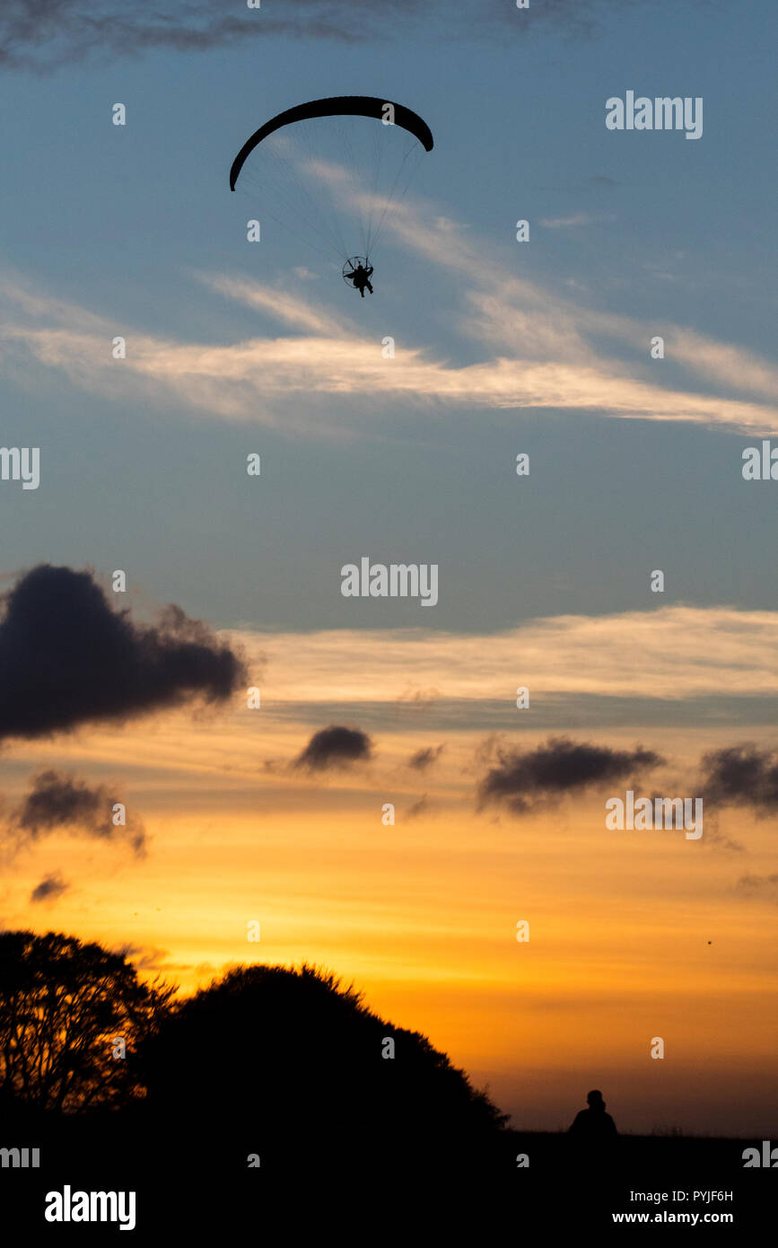 28/10/2018. Primo giorno del periodo invernale, come motorizzato di parapendio vola sopra il sole di setting in Kildare, Irlanda. Foto:Eamonn Farrell/RollingNews.ie Foto Stock