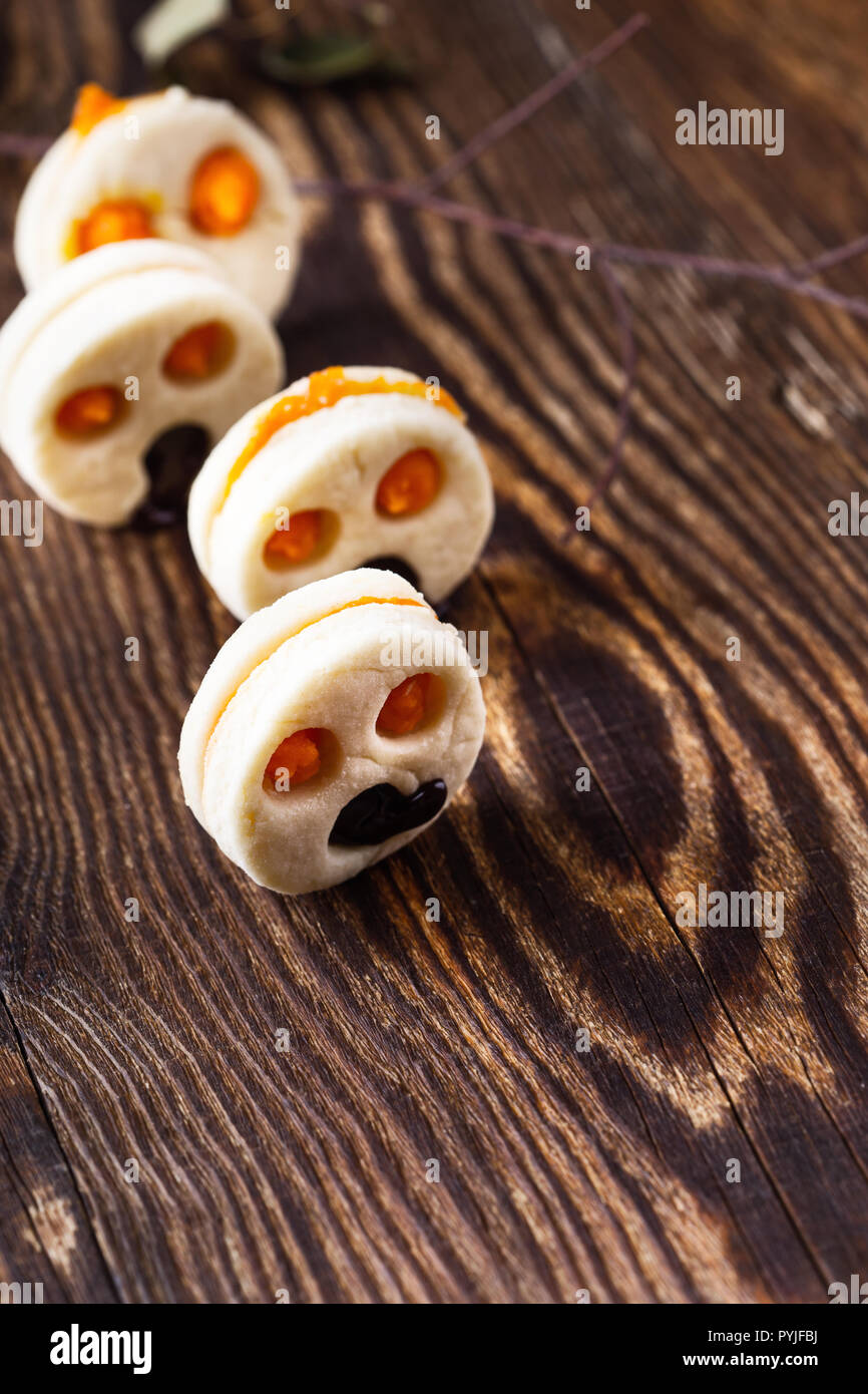In casa Halloween little monster sandwich cookies sul tavolo di legno con copia spazio per il testo Foto Stock
