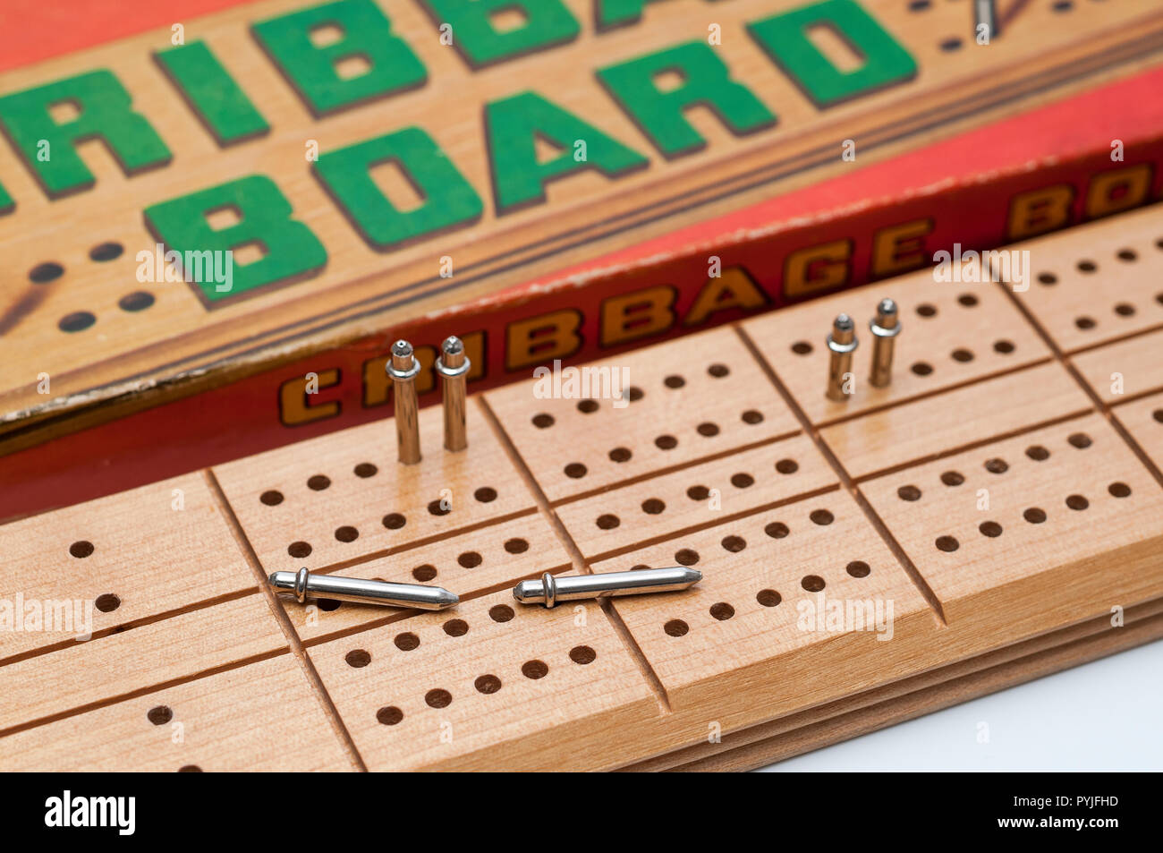 Milton Bradley Cribbage Board, spine metalliche e la scatola originale Foto Stock