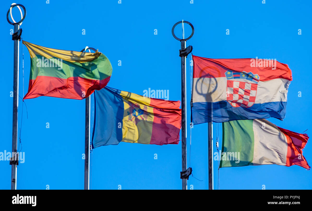 Bandiere di paesi europei sui pennoni contro il cielo blu. Foto Stock