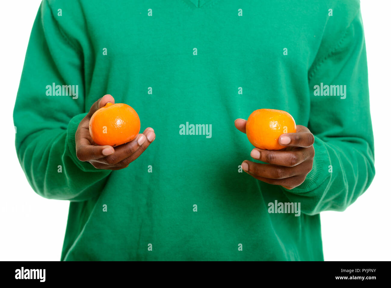 Giovane africano mani due arance Foto Stock