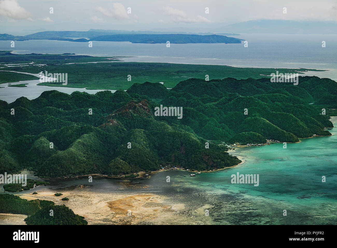 Vista aerea su belle lagune rilievi carsici e Verde Mangrove Foreste tropicali, della palude in linea Siargao island, Filippine. Foto Stock
