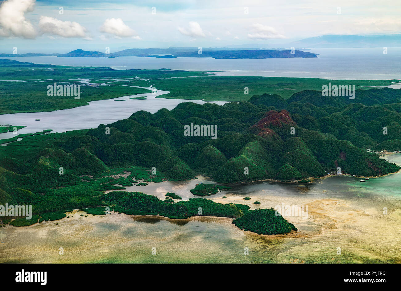 Vista aerea su belle lagune rilievi carsici e Verde Mangrove Foreste tropicali, della palude in linea Siargao island, Filippine. Foto Stock