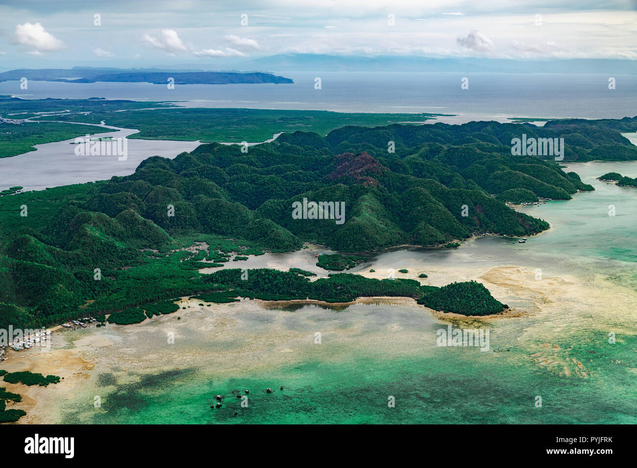 Vista aerea su belle lagune rilievi carsici e Verde Mangrove Foreste tropicali, della palude in linea Siargao island, Filippine. Foto Stock
