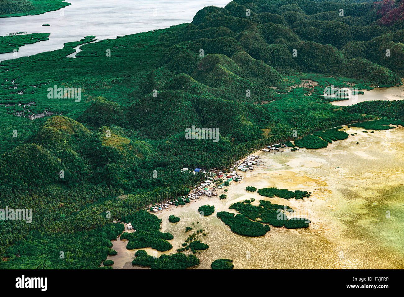 Vista aerea su belle lagune rilievi carsici e Verde Mangrove Foreste tropicali, della palude in linea Siargao island, Filippine. Foto Stock