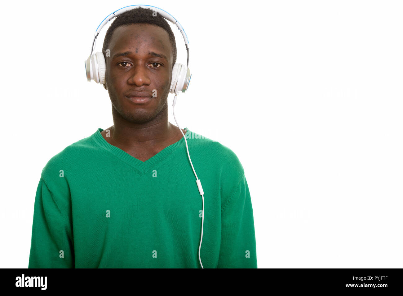 Giovane africano l'ascolto di musica con le cuffie Foto Stock