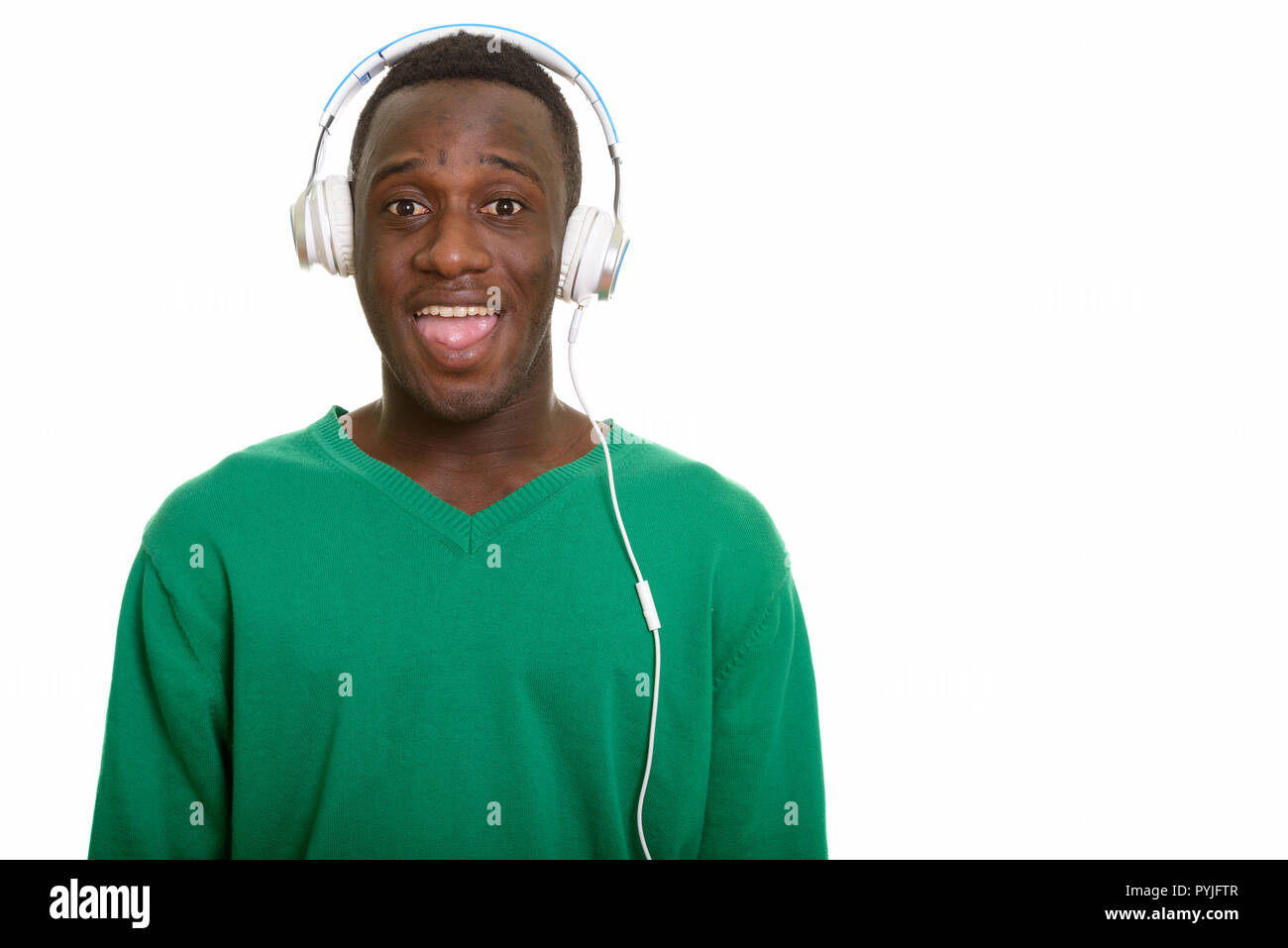 I giovani africani felice uomo sorridente mentre si ascolta la musica con le cuffie Foto Stock