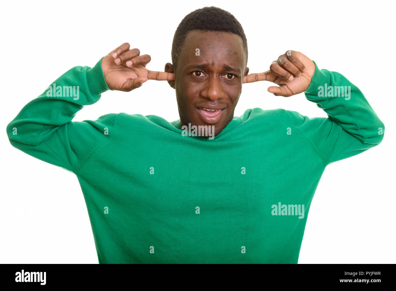Giovane africano che copre le orecchie con le dita Foto Stock