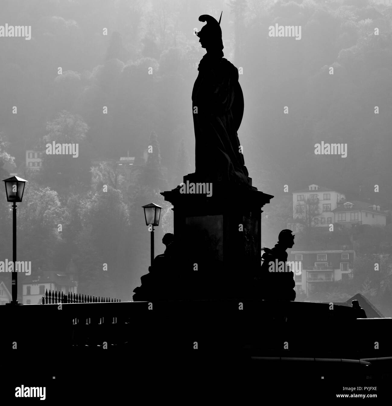 La scultura sul ponte vecchio di Heidelberg. In bianco e nero luce posteriore foto. Foto Stock
