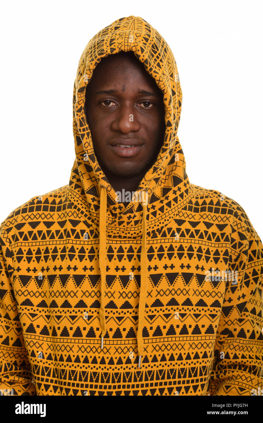 I giovani africani felice uomo sorridente e indossando felpa con cappuccio Foto Stock