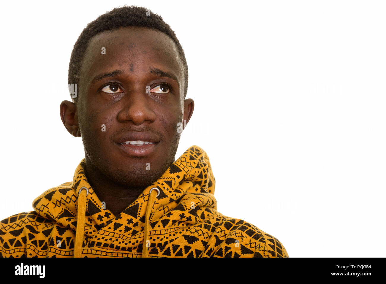 I giovani africani felice uomo sorridente mentre pensando Foto Stock