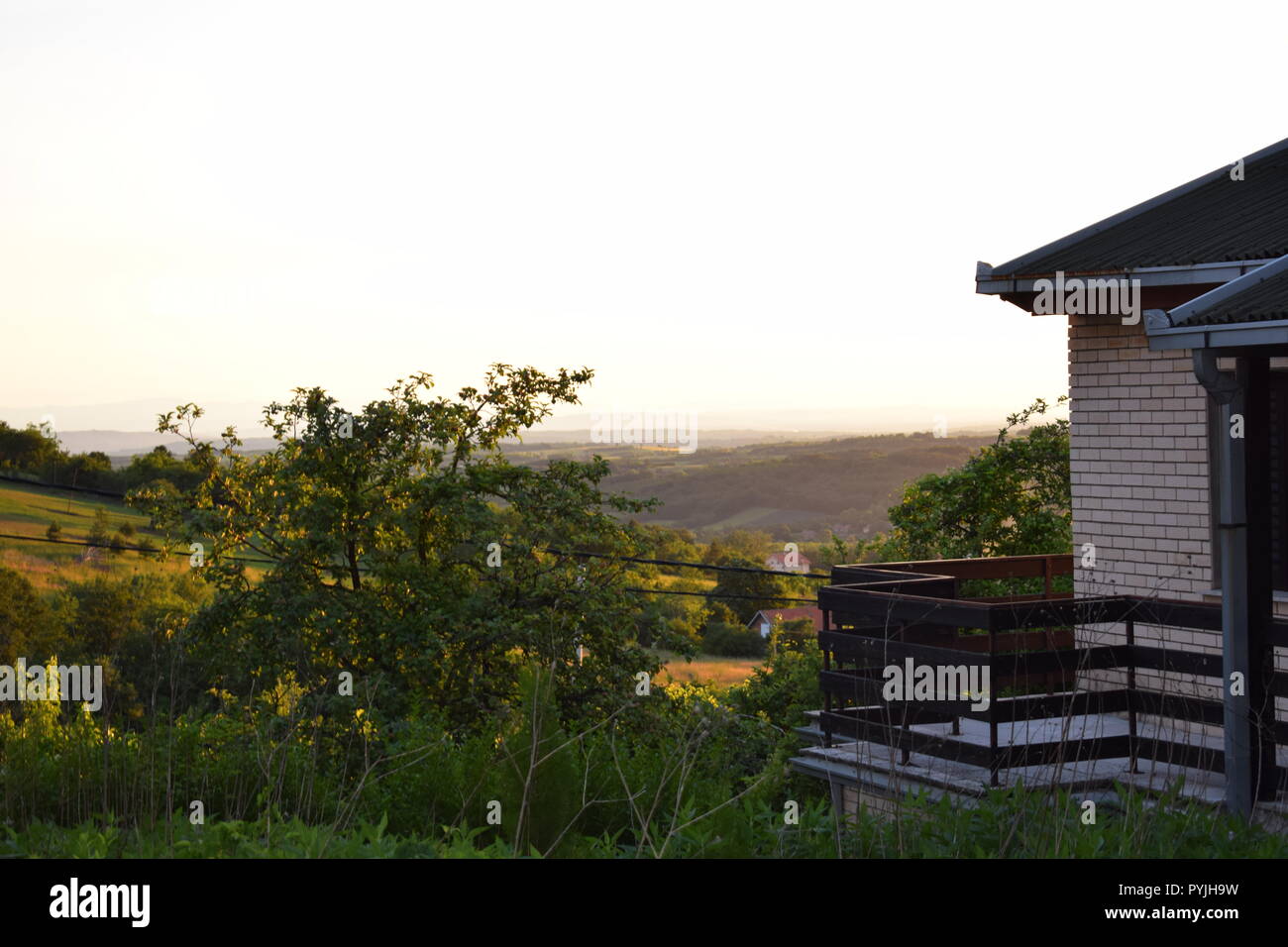 Casa con una vista su una montagna Kosmaj, Serbia Foto Stock