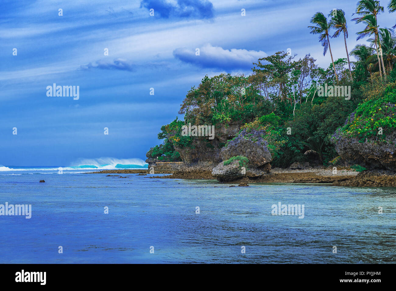 Paesaggio tropicale hill, nuvole e montagne rocce con la foresta pluviale. Isola tropicale, Baia Mare e laguna, Siargao. Acque azzurre della laguna. Paesaggio Shore Bay. Concetto di viaggio Foto Stock